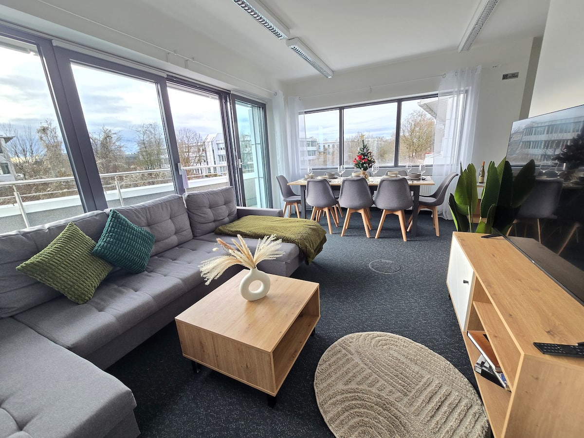 Wohnbereich von Lianbnb 2 mit Balkon nahe München
